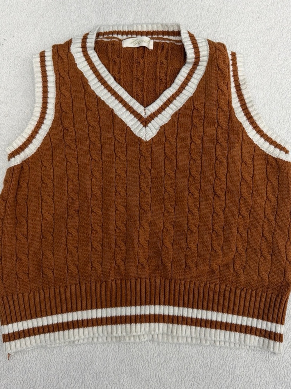 Hysnels Cable-Knit V-Neck Sweater Vest in Rust and Cream